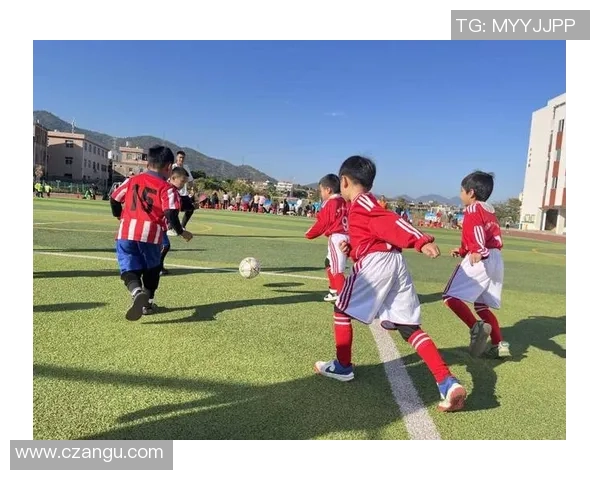 在阳光下的绿茵场上踢足球的快乐时光